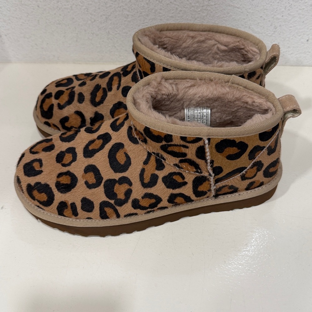 UGG WOMEN'S CALF HAIR LEOPARD ULTRA MINI BOOTIES BOOTS BLACK CHESTNUT LIKE New - Picture 2 of 7